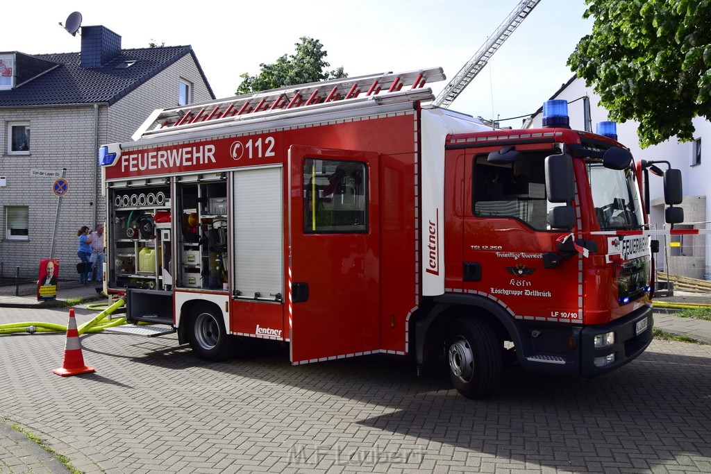 Feuer 2 Dachstuhl Koeln Dellbrueck Von der Leyen Str P071.JPG - Miklos Laubert